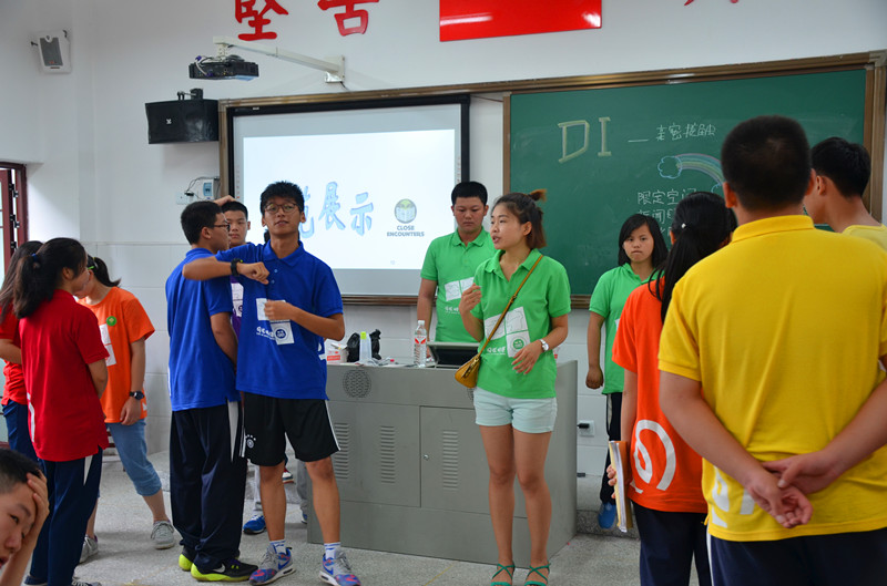 老师用心指导同学们的DI小短剧