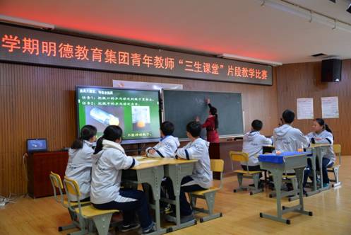 学生仔细聆听.JPG
