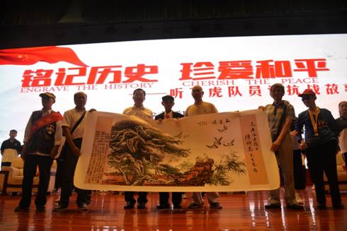 刘校与题字画及老兵们合影.jpg
