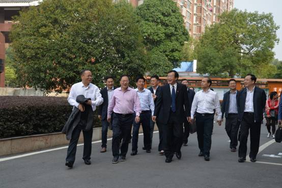 走进会场.jpg