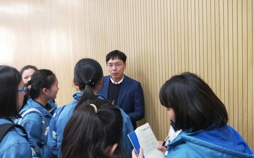 说明: E:\心理学\心理社\2017年12月心理周\职场百问\律师\微信图片_20171******44304.jpg