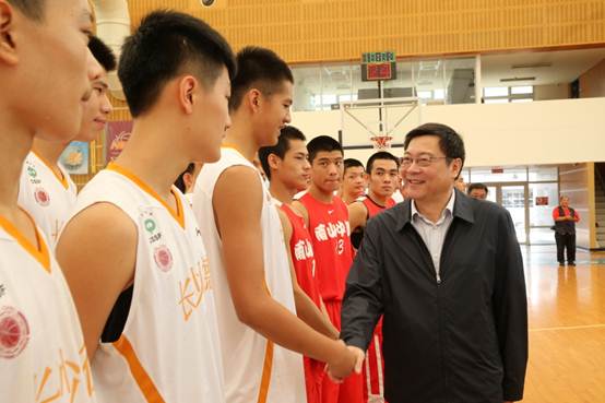 说明: 2014年9月19日上午，“长沙明德中学回访台湾”篮球赛在新北市南山中学举办。自2012年在湖南省举办了“明德?南山杯”海峡两岸高中男子篮球邀请赛暨校际交流活动后，明德中学与台湾南山中学、宜兰高中等多所学校交流互动频繁，台湾多所高中学校希望明德中学能来台切磋球技。湖南省省长杜家毫为比赛开球.JPG
