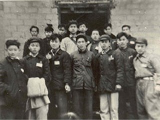 毛主席旧居前与主席亲人合影