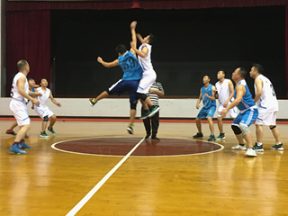 以球会友，其乐融融——我校与雅礼中学举行教职工篮球赛