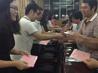 青蓝结对传薪火，师徒携手促成长——明德中学青年教师学习学校举行2016年师徒结对仪式