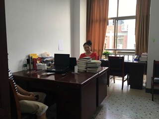 净化办公环境，营造温馨家园——我校工会进行开学办公室卫生检查评比