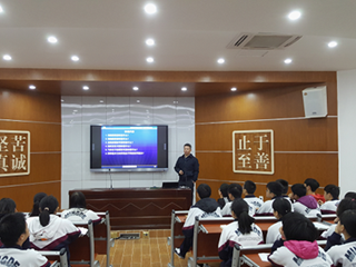 一场别开生面、趣味横生的讲座——电子科技大学物理学教授刘艺莅临我校讲座