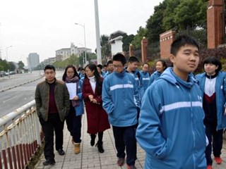 冬日暖阳显温情，明德学子聚爱心——记“让我们的生活充满阳光”豹子岭社区志愿服务活动