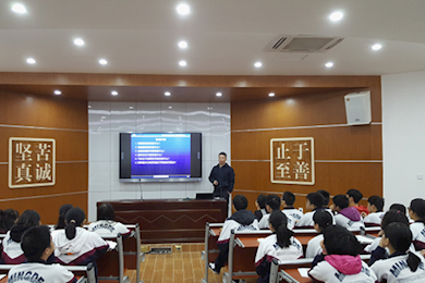 一场别开生面、趣味横生的讲座 ——电子科技大学物理学教授刘艺莅临我校讲座