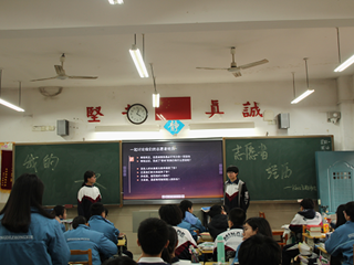 赠人玫瑰，手留余香——“我的一次志愿者经历”主题班会