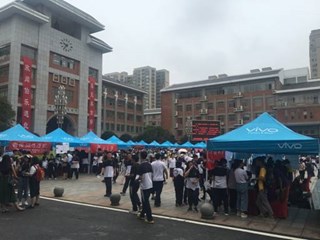 北大、清华等70余所高校在明德中学举办 2017届高校招生咨询会