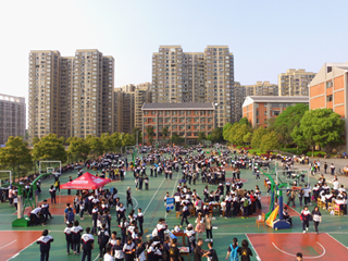 点滴爱心，点滴奉献，点滴幸福——记明德中学2018年“同在一片蓝天，传承雷锋精神”爱心义卖
