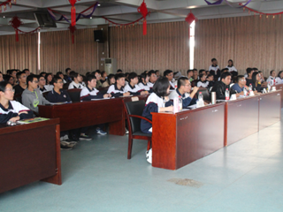 乘风破浪，此地凝楚才；势破苍穹，明德聚辩雄——记长沙市明德中学第十二届高新辩论赛班级决赛