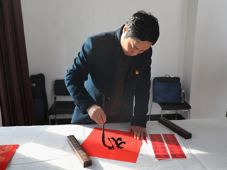 【我和我的社区】党群结对进社区，撰写春联送祝福