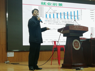 学海无涯，建筑有道；明德学子，砥砺前行