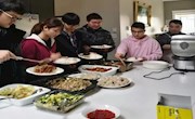接地气举措培育国际人才——辣椒炒肉助力明德学子海外学有所成