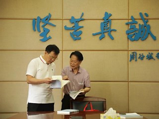 情系母校，书送爱心——明德校友周永龄向母校赠送图书