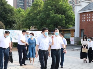 省政府副秘书长彭翔深入明德中学开展教师节走访慰问