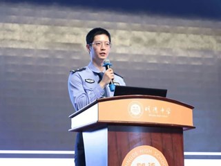 向光而行，成为更好的自己！